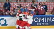 Čeští hokejisté se radují z gólu před lotyšskou střídačkou