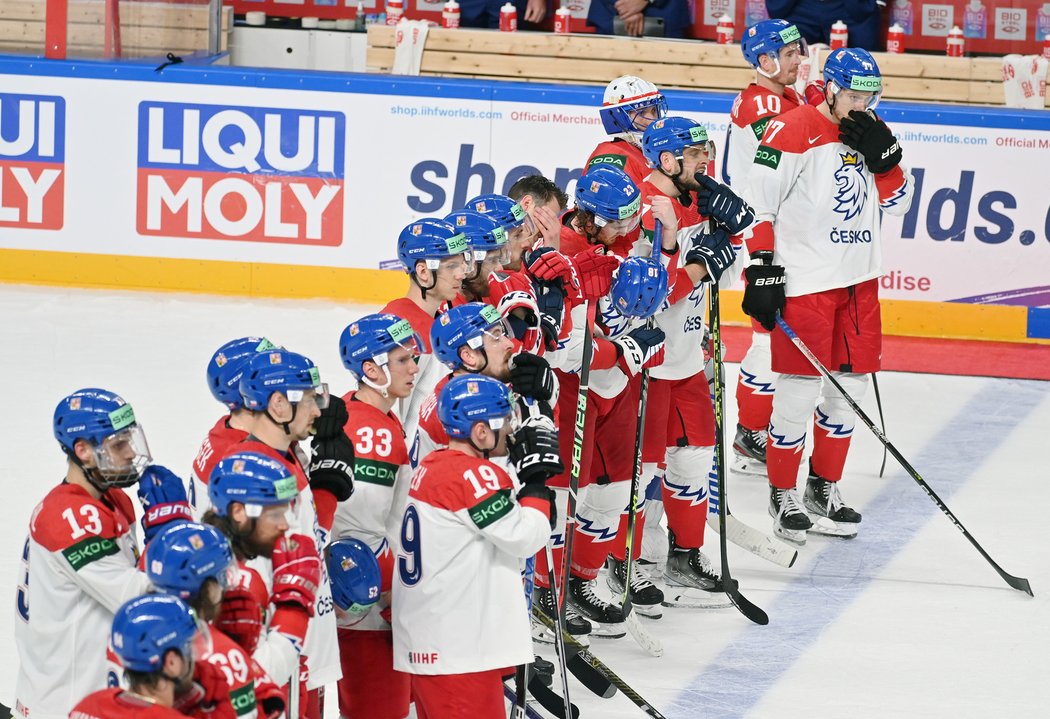 Čeští hokejisté smutní po premiérové porážce s Lotyšskem