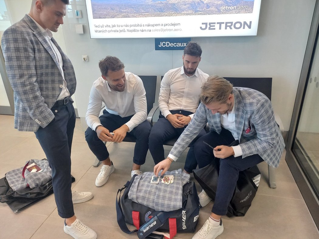 S hraním karet začali čeští hokejisté již před odletem z Prahy do Rigy