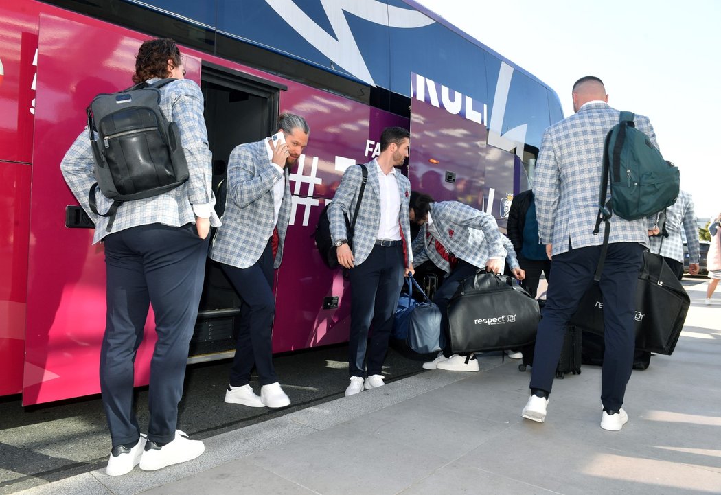 Čeští hokejisté vystupují z autobusu po příjezdu na letiště Václava Havla