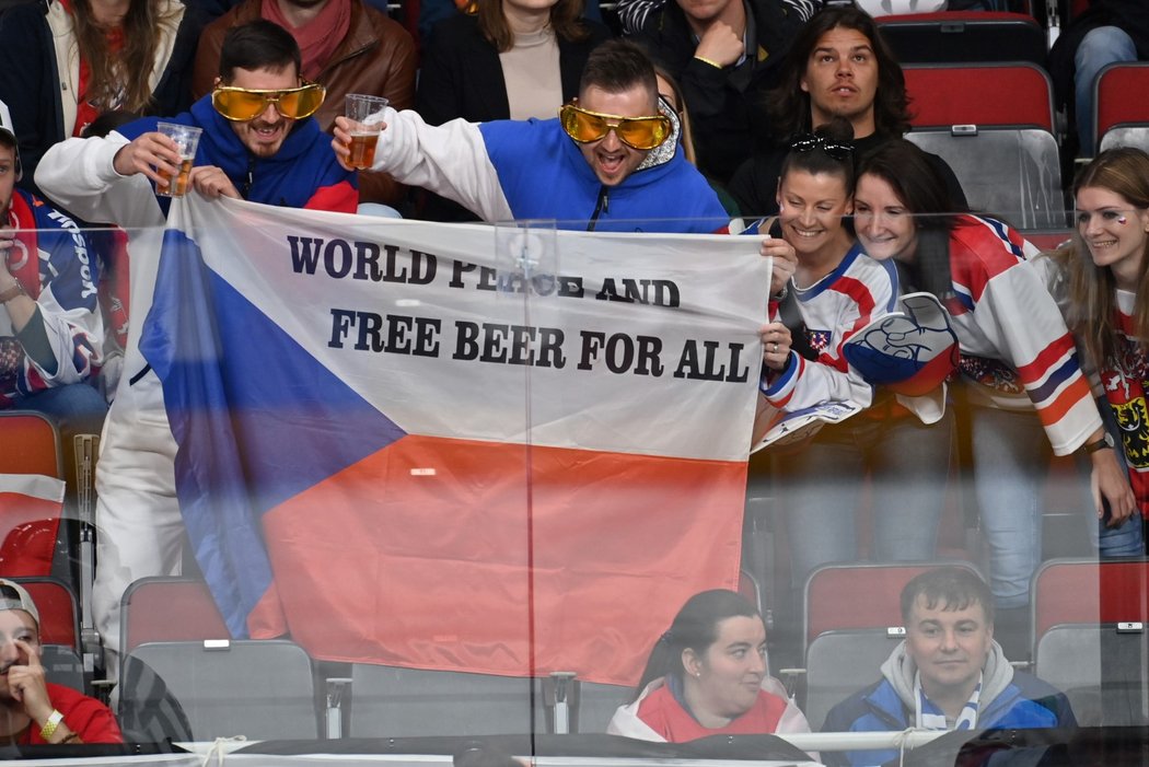 Čeští fanoušci na tribuně Areny Riga během utkání proti Slovinsku