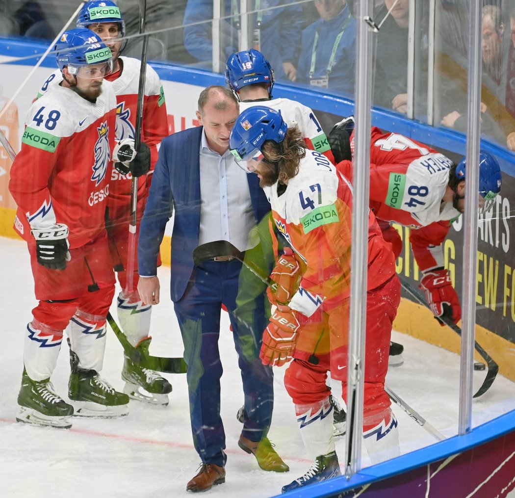 Lékař národního týmu pomáhá obránci Michalu Jordánovi ze hřiště