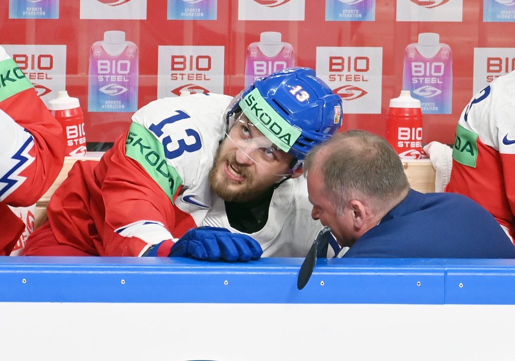 Nepříjemný pohled na českou střídačku. Útočníka Jiřího Smejkala prohlíží lékař