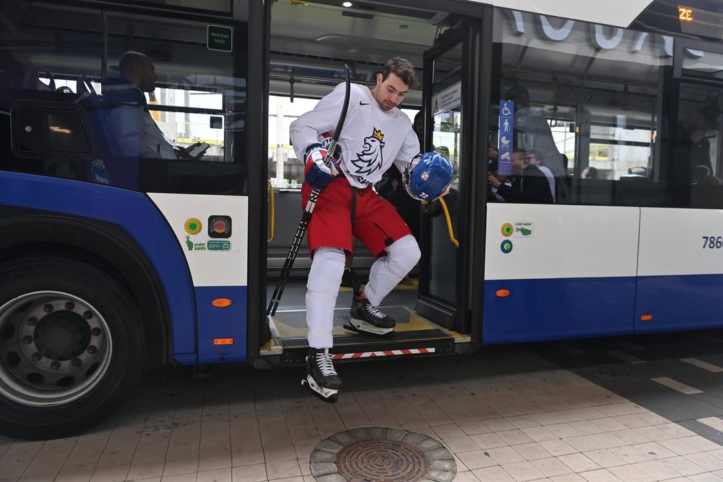 Filip Chytil přijíždí na dobrovolný trénink hokejové reprezentace