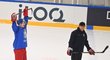 Kapitán hokejové reprezentace Roman Červenka se dobře baví při tréninku s asistentem trenéra Martinem Eratem
