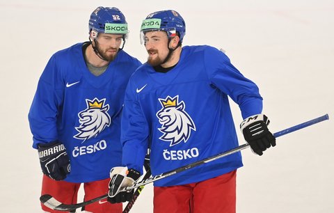 Čeští útočníci Michael Špaček (vlevo) a Jiří Černoch během tréninku hokejové reprezentace
