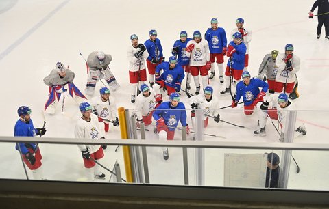 Čeští hokejisté se již připravují na Slovince, na tréninku ale chybí útočník Lukáš Sedlák