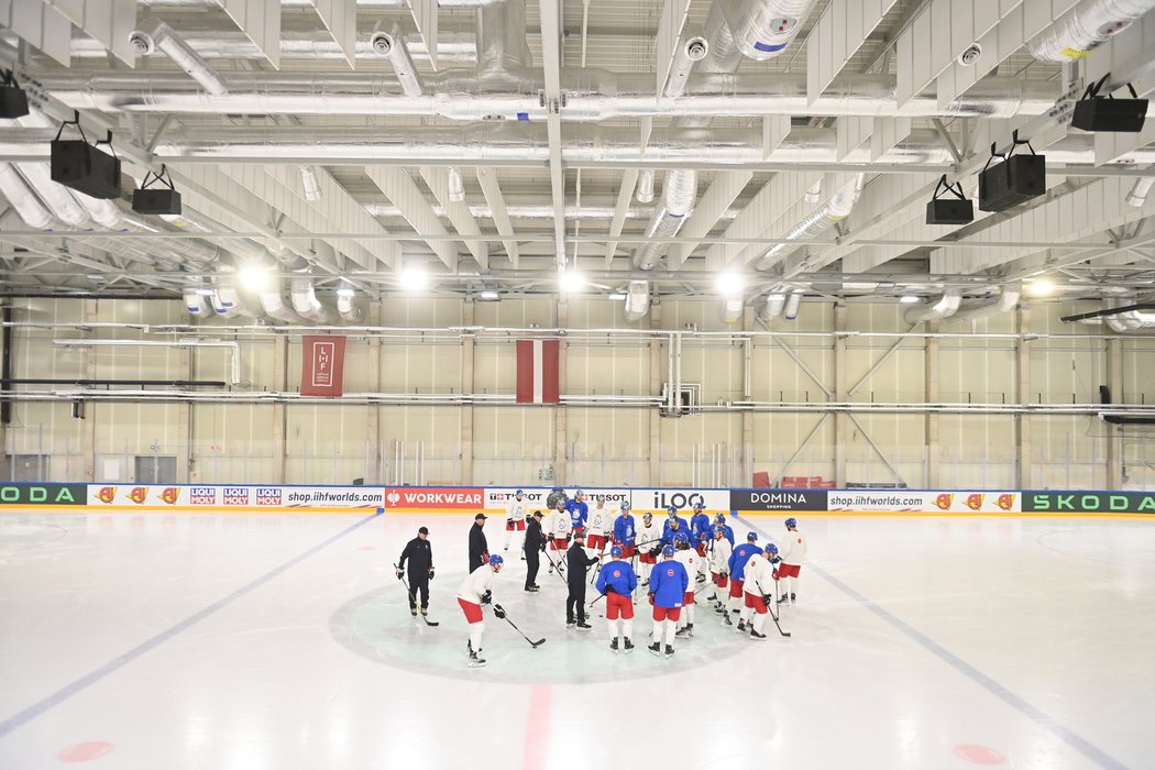 Čeští hokejisté na tréninku před úvodním duelem MS proti Slovensku