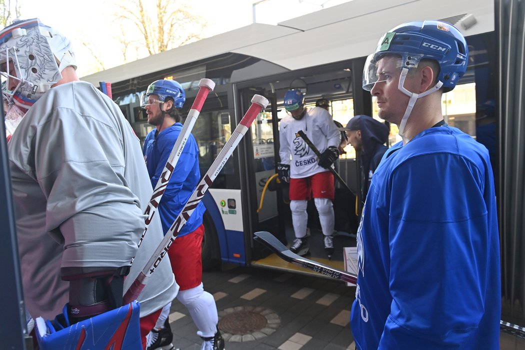 Čeští hokejisté vystupují z místní harmoniky a míří na trénink před zápasem proti Slovensku