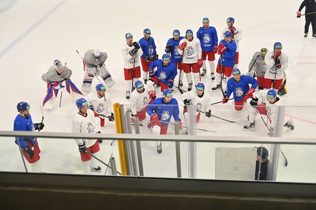 Čeští hokejisté se již připravují na Slovince, na tréninku ale chybí útočník Lukáš Sedlák