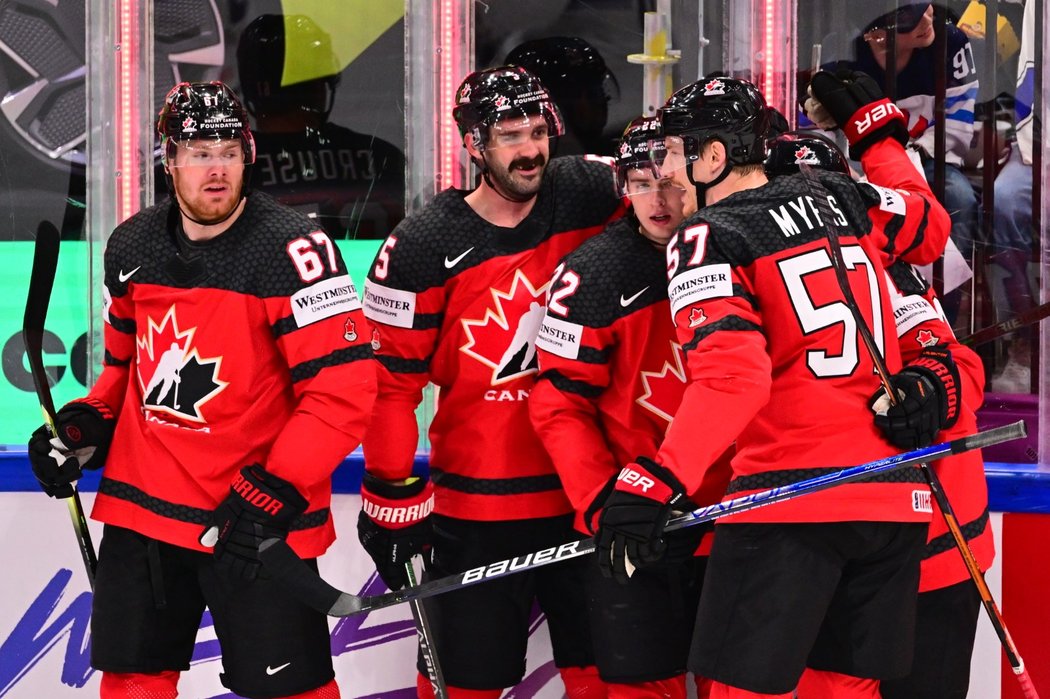 Kanadští hokejisté se radují ze vstřelené branky