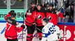 Kanadští hokejisté se radují z gólu ve čtvrtfinále proti Finsku