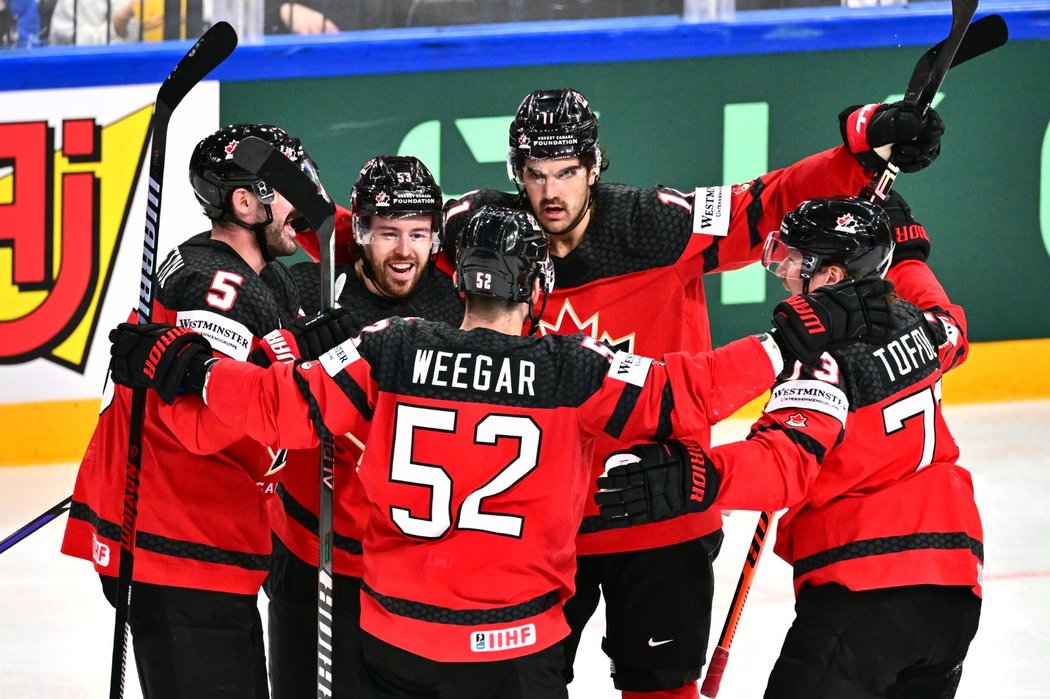 Radost kanadských hokejistů z gólu ve čtvrtfinále proti Finsku