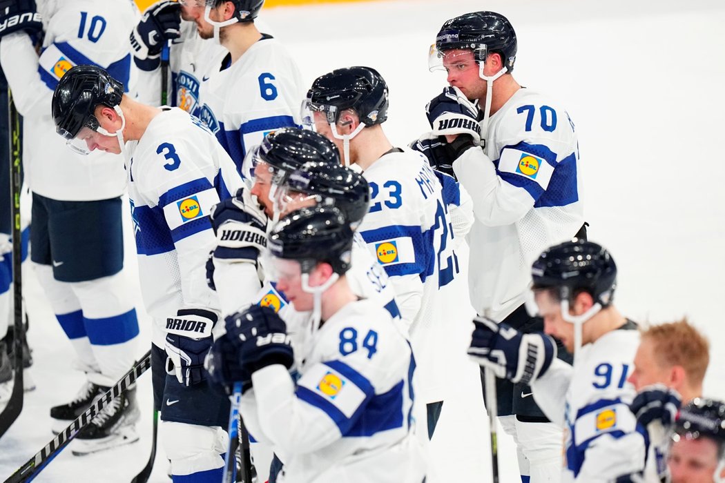 Finští hokejisté smutní po vyřazení ve čtvrtfinále