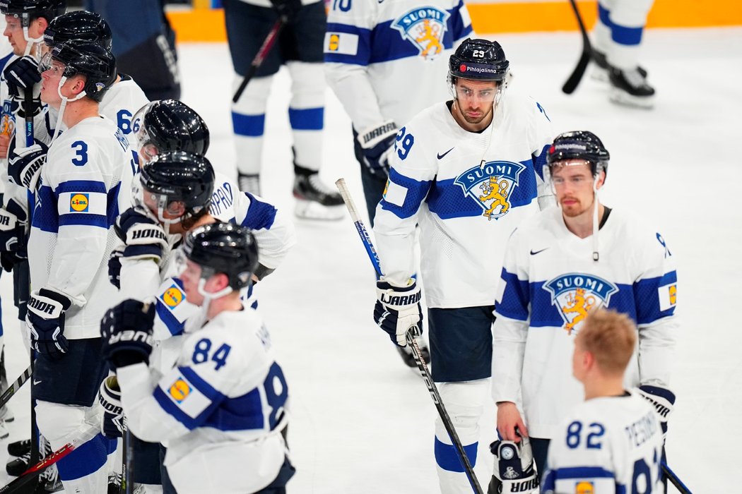 Smutek finských hokejistů po vyřazení ve čtvrtfinále