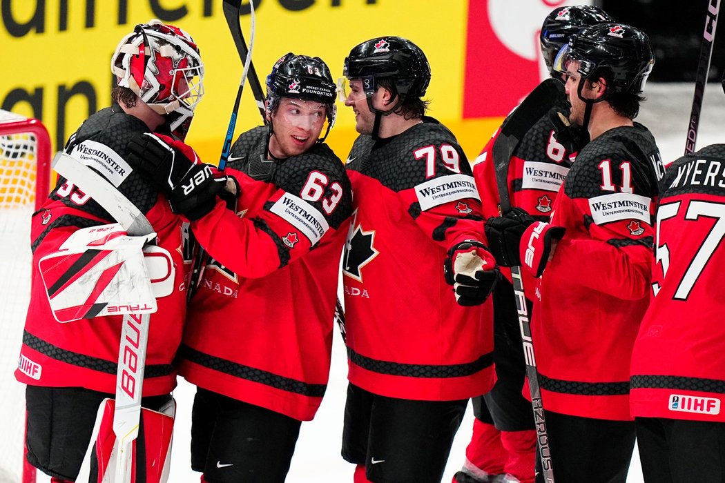 Kanadští hokejisté oslavují postup do semifinále