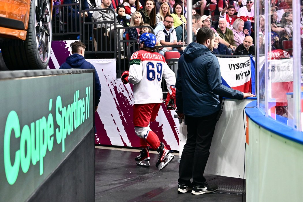 Daniel Voženílek odchází do šatny po vyloučení do konce zápasu proti Norům