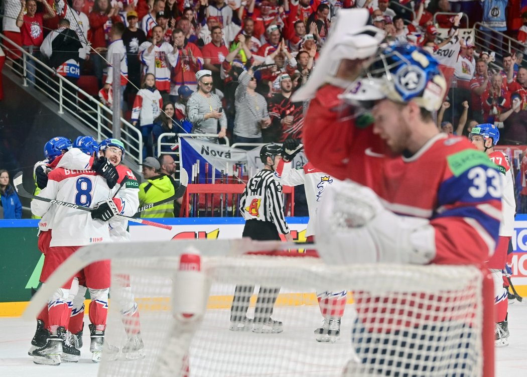 Čeští hokejisté se radují z gólu Jakuba Fleka do branky norského gólmana Henrika Haukelanda