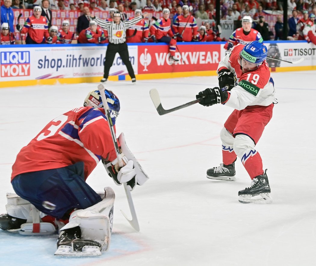 Jakub Flek překonává norského brankáře Henrika Haukelanda