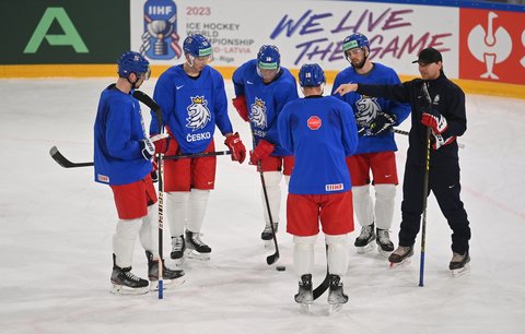 Martin Erat si vzal na tréninku stranou jednu z přesilovkových formací