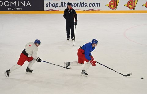 Herní cvičení s rychlými nájezdy s obráncem za zády