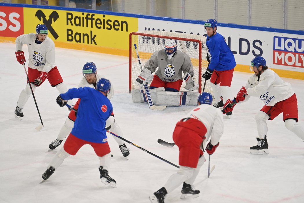 Čeští hokejisté si na tréninku zkoušeli nejrůznější herní situace