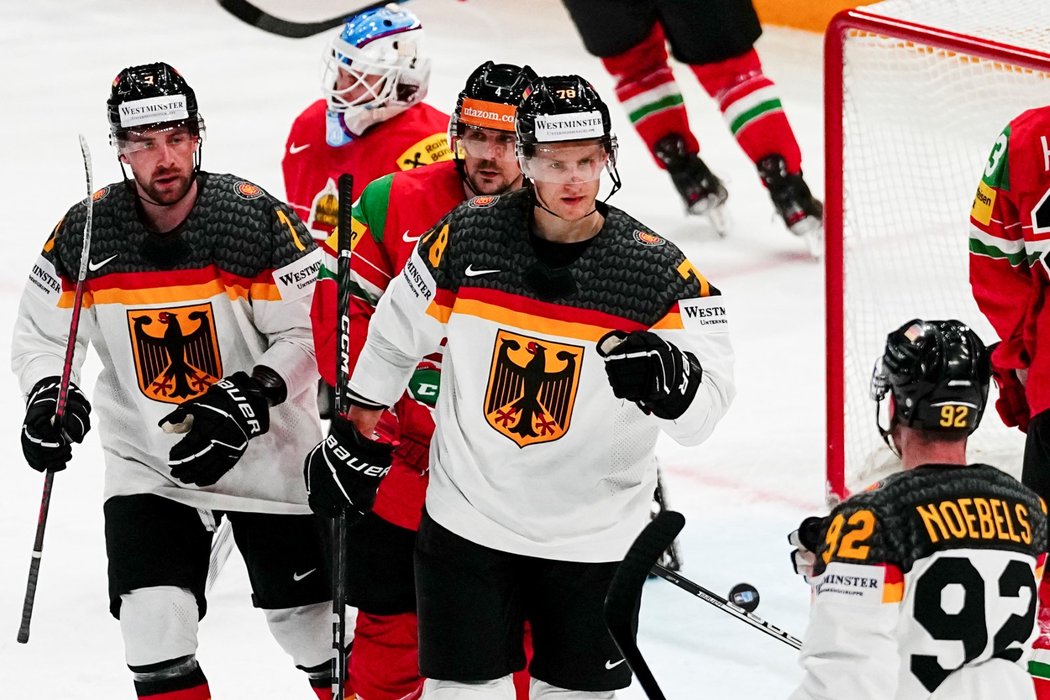 Němečtí hokejisté se radují z gólu útočníka Nica Sturma (uprostřed)