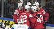 Švýcarští hokejisté oslavují vstřelený gól