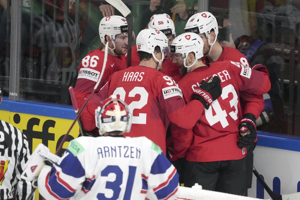 Švýcarští hokejisté oslavují vstřelený gól