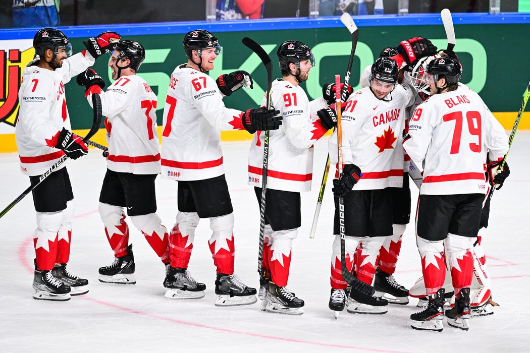 Kanadští hokejisté oslavují vítězství nad Slovenskem