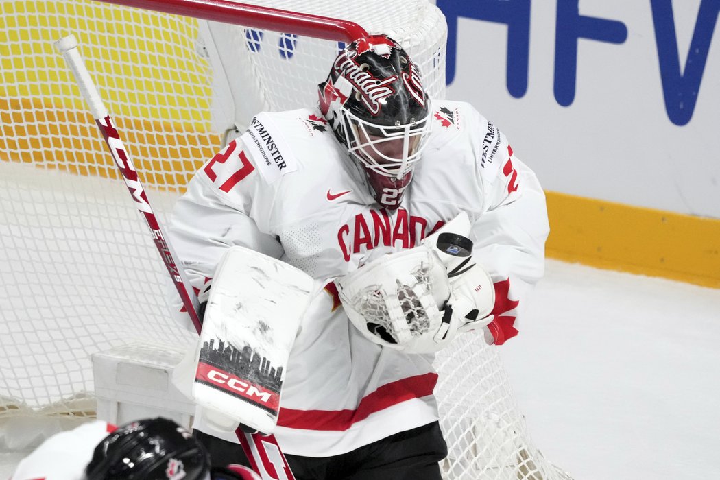 Kanadský gólman Devon Levi zasahuje v utkání proti Maďarsku