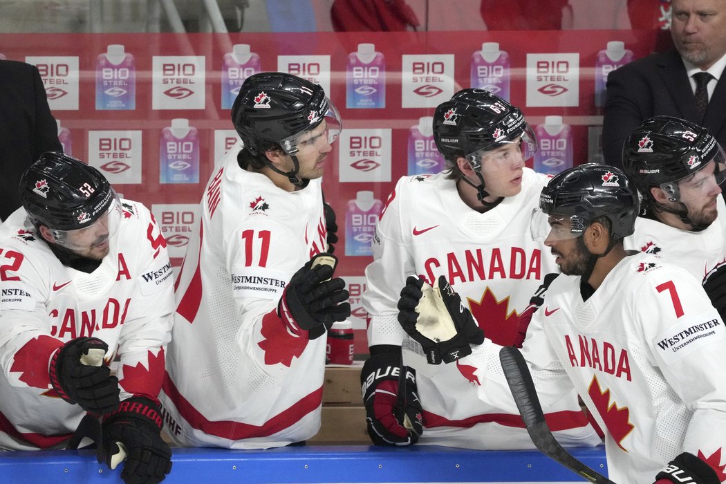 Kanadští hokejisté oslavují gól v utkání proti Slovinsku