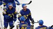 Švédští hokejisté oslavují vstřelenou branku