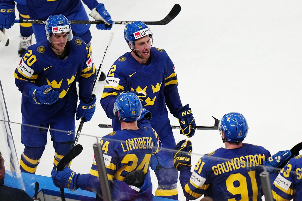Švédští hokejisté oslavují vstřelenou branku