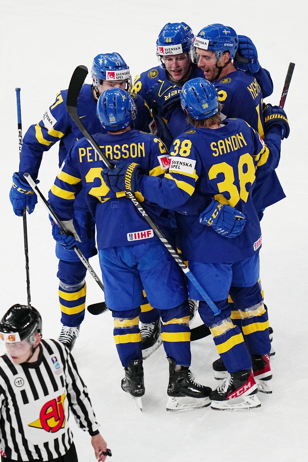 Radost švédských hokejistů ze vstřeleného gólu