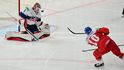 Kapitán hokejové reprezentace Roman Červenka pálí na amerického brankáře Caseyho DeSmitha