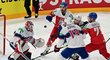Čeští hokejisté se snaží rozhodit amerického brankáře Caseyho DeSmitha