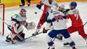 Čeští hokejisté se snaží rozhodit amerického brankáře Caseyho DeSmitha