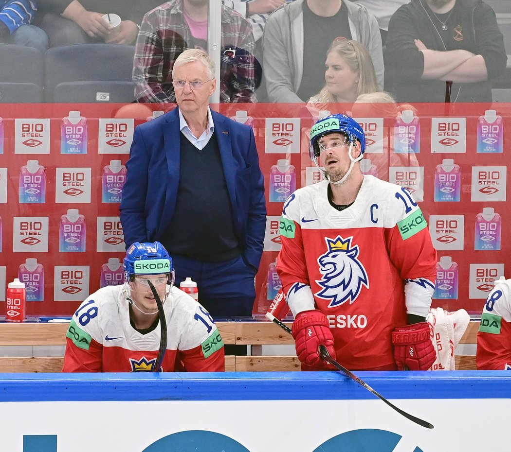 Kapitán hokejové reprezentace Roman Červenka a trenér Kari Jalonen na střídačce