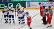 Američtí hokejisté oslavují vstřelenou branku ve čtvrtfinále proti Česku