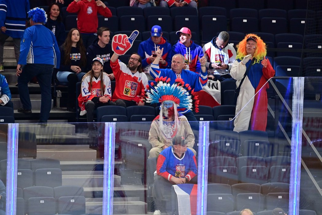 Čeští fanoušci na tribuně v Tampere během čtvrtfinále proti USA