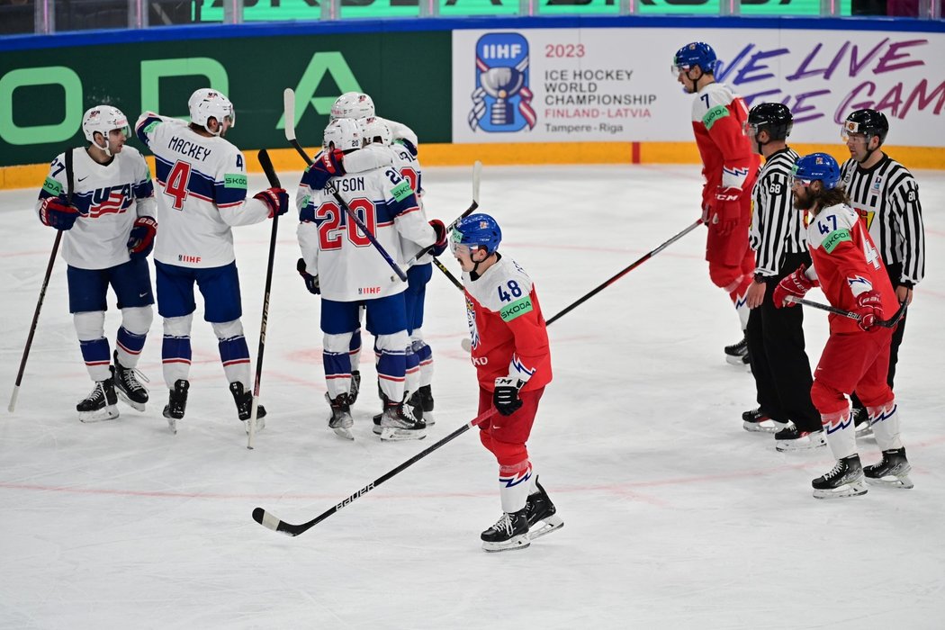 Američtí hokejisté oslavují vstřelenou branku ve čtvrtfinále proti Česku