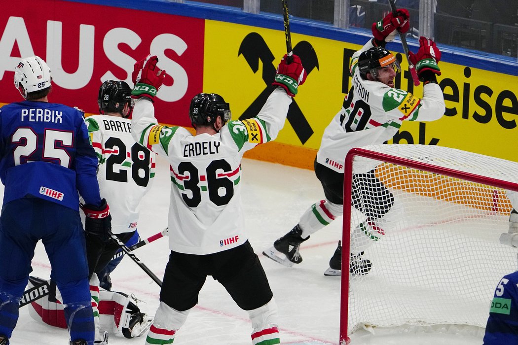 Maďarští hokejisté oslavují otevírací gól v utkání proti USA