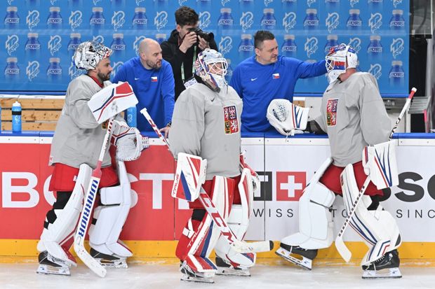 Reprezentační brankáři (zleva) Petr Mrázek, Lukáš Dostál a Karel Vejmelka během tréninku Reprezentační brankáři (zleva) Petr Mrázek, Lukáš Dostál a Karel Vejmelka během tréninku