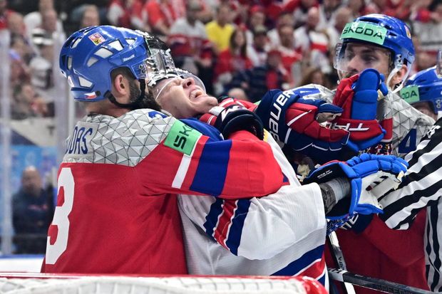 Český bourák Radko Gudas krotí rozohněného Američana Bradyho Tkachuka Český bourák Radko Gudas krotí rozohněného Američana Bradyho Tkachuka
