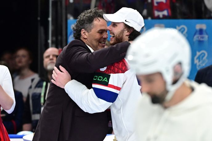 Jaromír Jágr objímá novopečeného mistra světa Davida Pastrňáka Jaromír Jágr objímá novopečeného mistra světa Davida Pastrňáka
