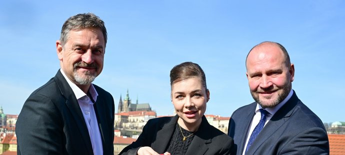 Medaile pro mistrovství světa v Praze a Ostravě představují vedle Petra Břízy (vlevo) a Jiřího Šlégra (vpravo) také jejich autorka Kateřina Handlová