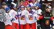 Čeští hokejisté oslavují gól útočník Davida Tomáška (uprostřed)
