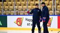 Asistent trenéra Tomáš Plekanec se domlouvá trenérem brankářů Ondřejem Pavelcem