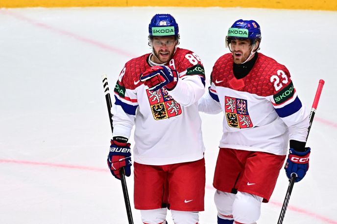 David Pastrňák slaví gól s parťákem Lukášem Sedlákem (vpravo) David Pastrňák slaví gól s parťákem Lukášem Sedlákem (vpravo)